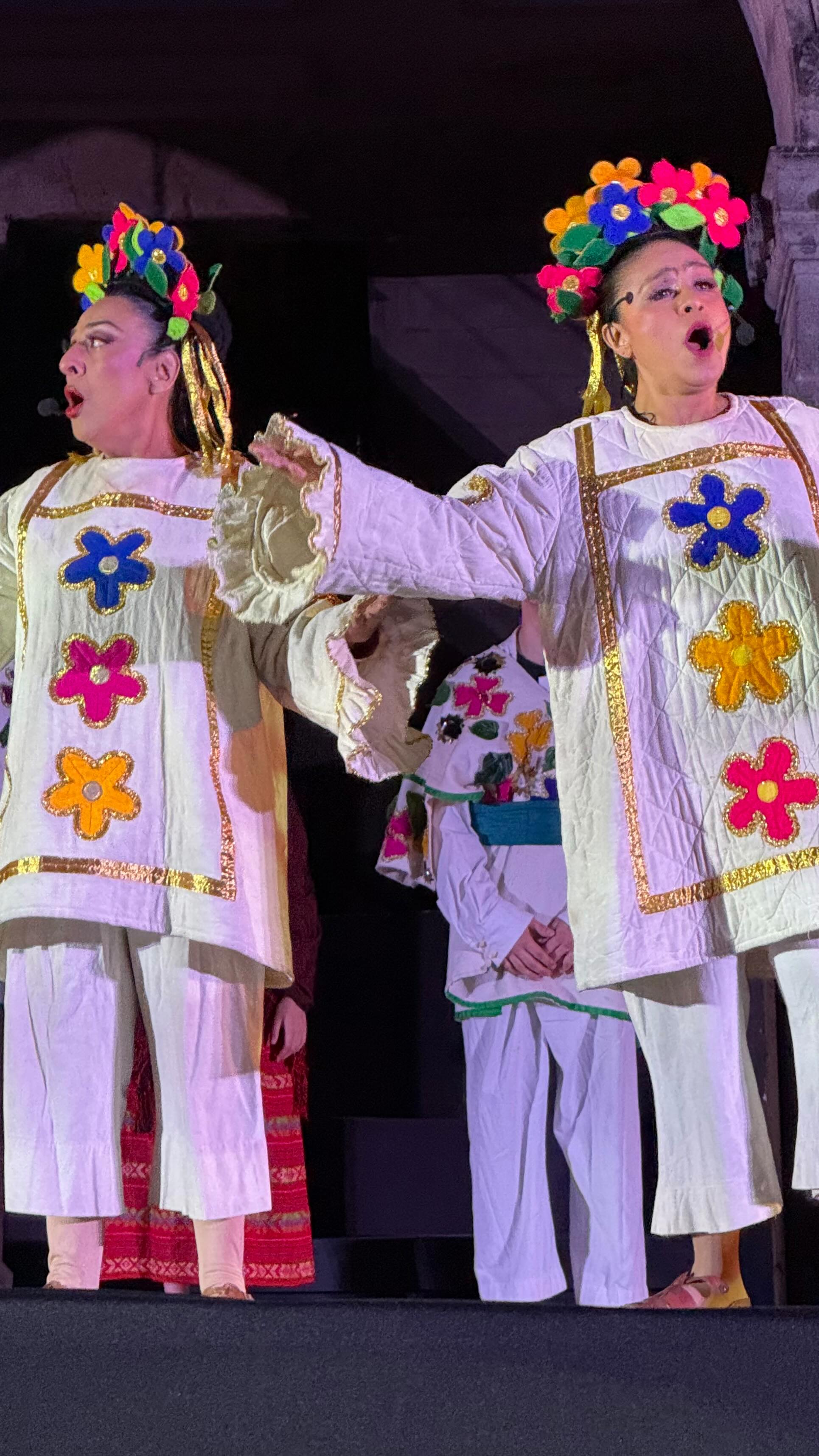 What a way to celebrate Christmas! Last night we ventured through Chapultepec park - in the dark - to the hilltop Castillo (Castle) de Chapultepec to the Ballet Folklorico’s Navidades en Mexico. We understood none of it, but that’s why visuals are always so important. There was definitely Mary, Joseph, and eventually baby Jesus, plus the 3 Wise Men, and a troupe of devil-type creatures, oodles of angels, mariachi, piñatas and so, so much more. Gracias, Mexico City, for giving us an unforgettable Christmas. #lovelysomethingstravels #blizdocdmx